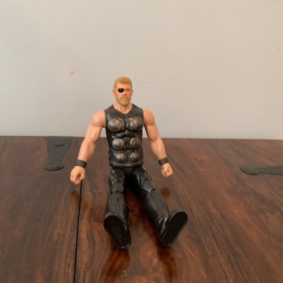Marvel’s Thor with eyepatch action figure - Picture 4 of 7